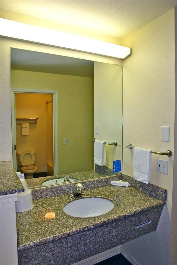 Motel 6 Portland Mall - 205 Room photo